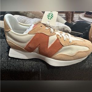 NEW BALANCE 327 NWT & BOX MSCADAMiA NIUT SIZE 8 PRICE FIRM NO OFFERS